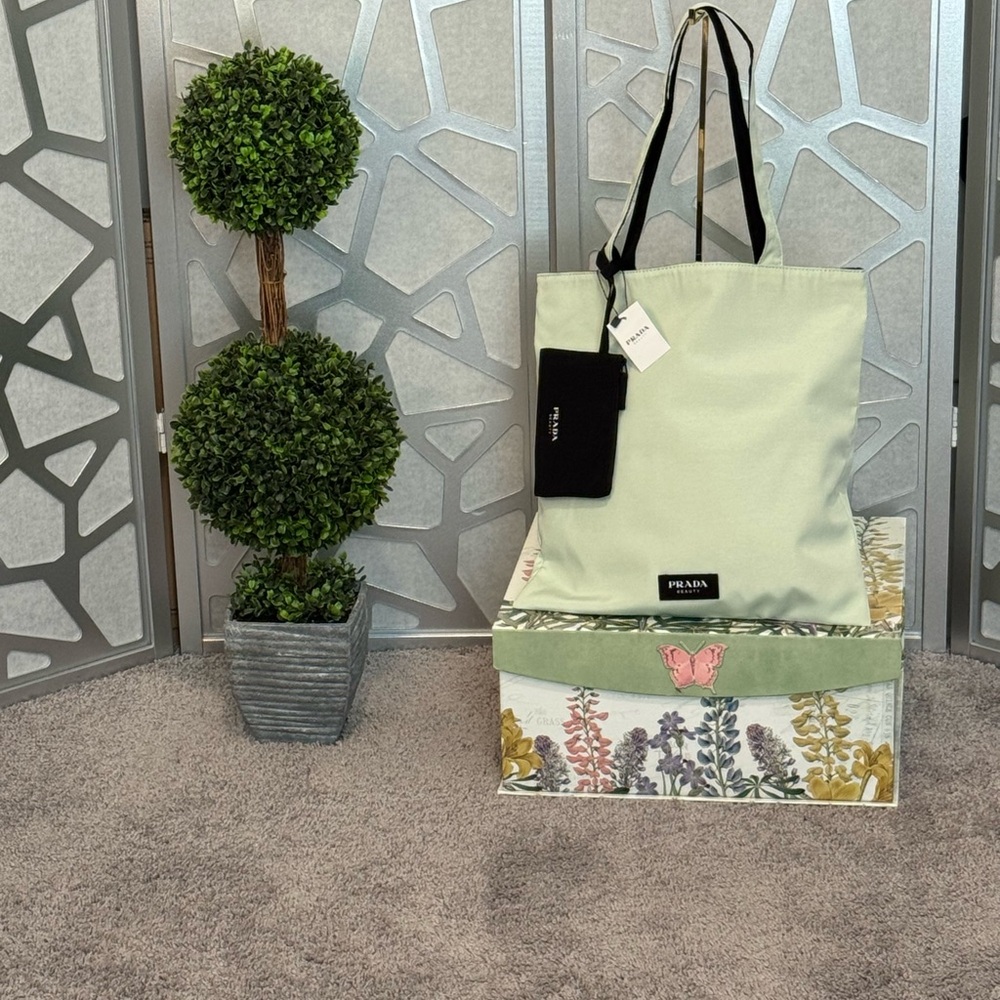 New Arrivals! Prada Mint Green Tote Bag with Wallet - Picture 3 of 8